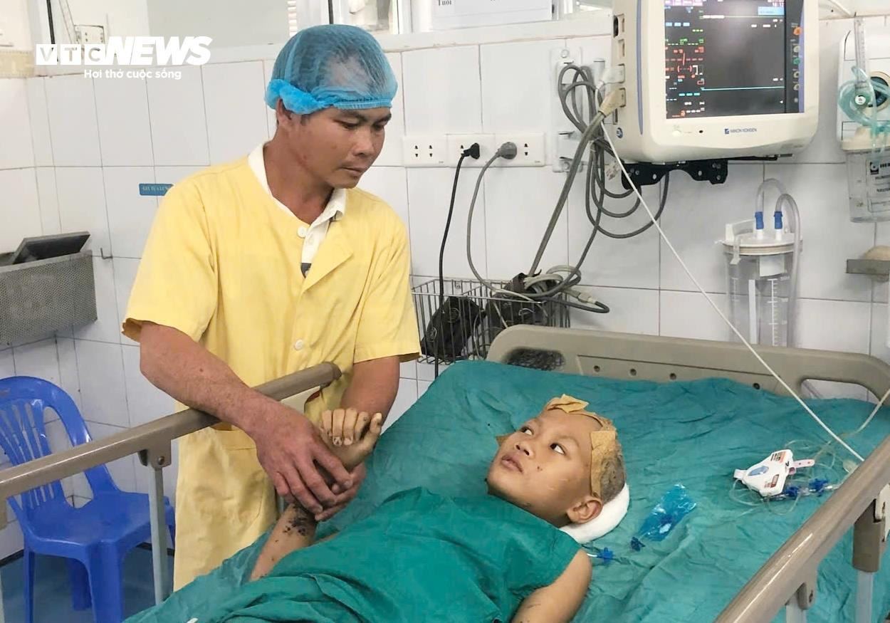 Anh Hoà túc trực bên giường bệnh của con trai. (Ảnh: Như Loan)