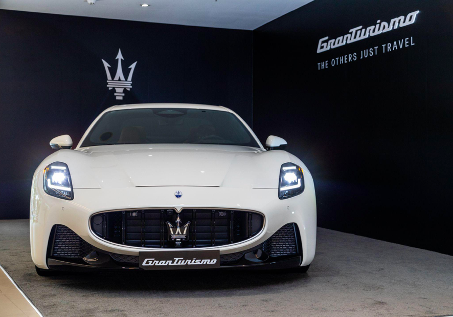 Lưới tản nhiệt đặc trưng cùng thiết kế khí động học nổi bật của Maserati GranTurismo.