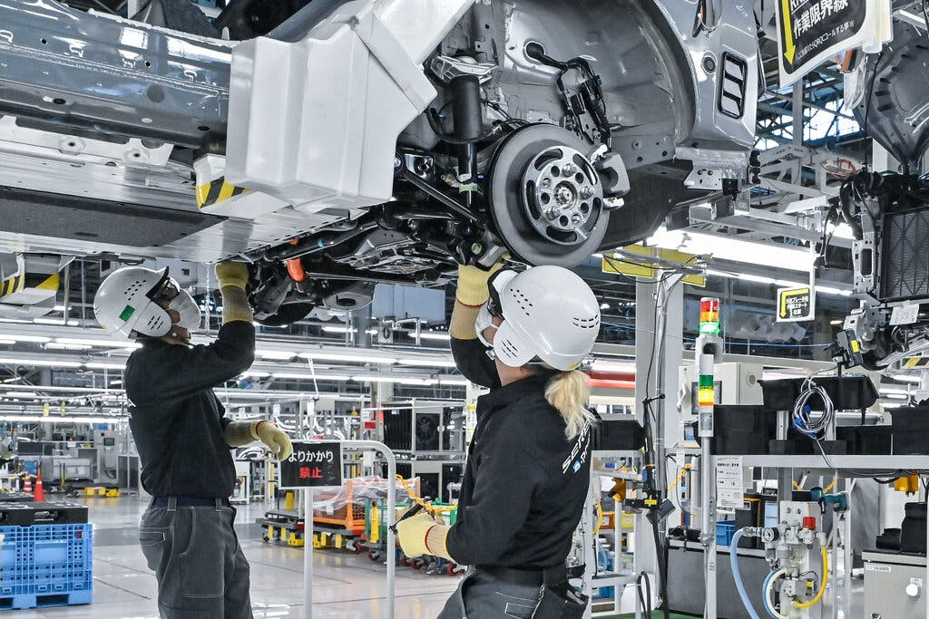 Nhân viên làm việc tại nhà máy Nissan Motor Tochigi ở Nhật Bản. (Ảnh: Getty Images)