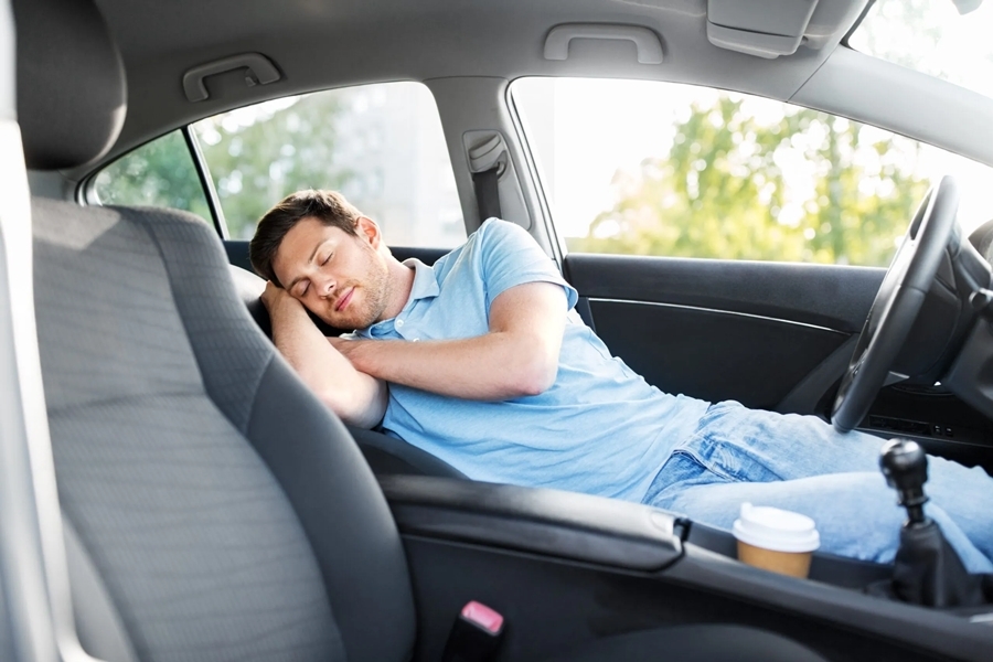 Ngủ trong xe ô tô bật điều hòa quá lâu là vô cùng nguy hiểm. (Ảnh minh họa)