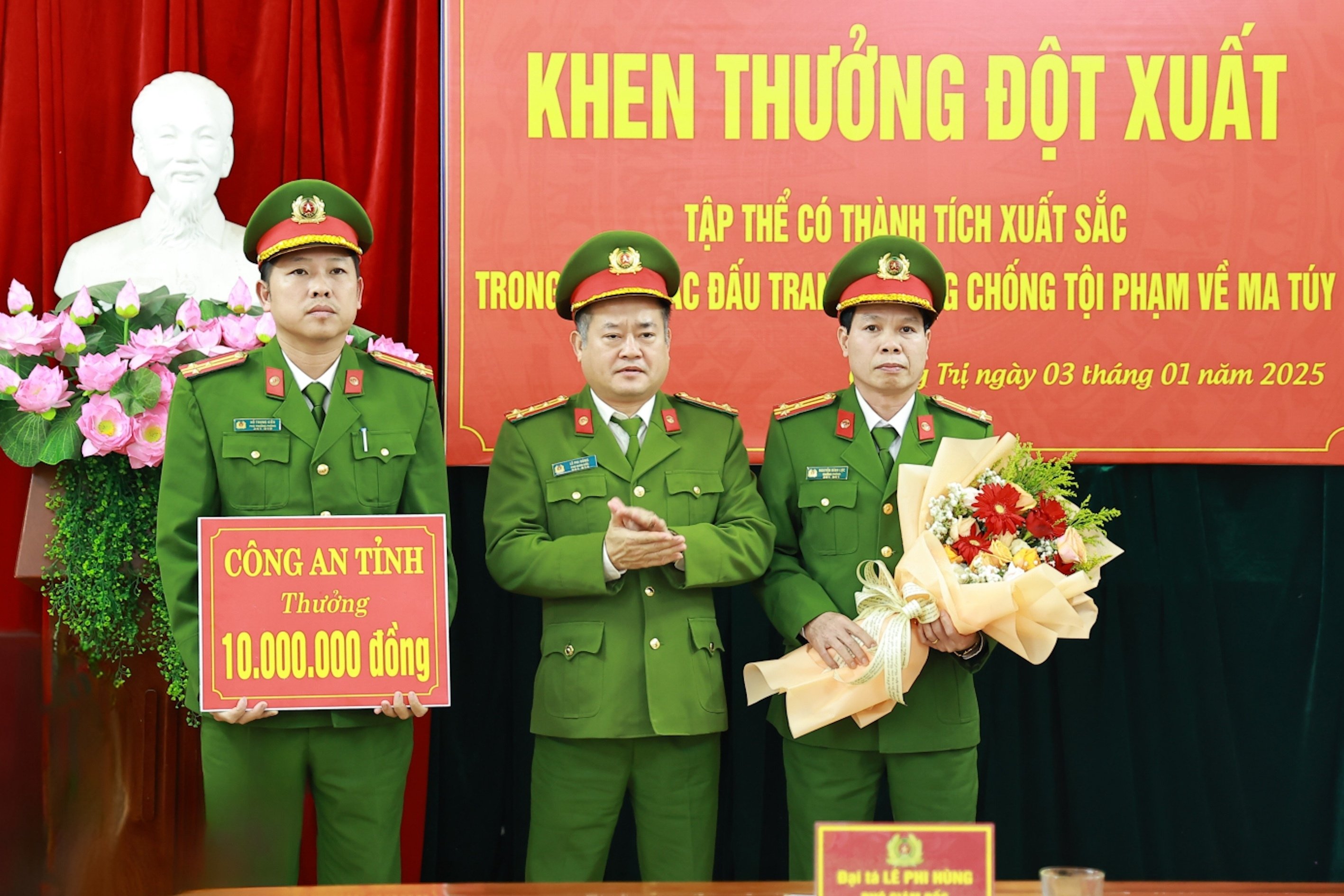 Đại tá Lê Phu Hùng - Phó Giám đốc Công an tỉnh Quảng Trị trao thưởng cho Phòng Cảnh sát điều tra tội phạm về ma tuý. (Ảnh: CA Quảng Trị)