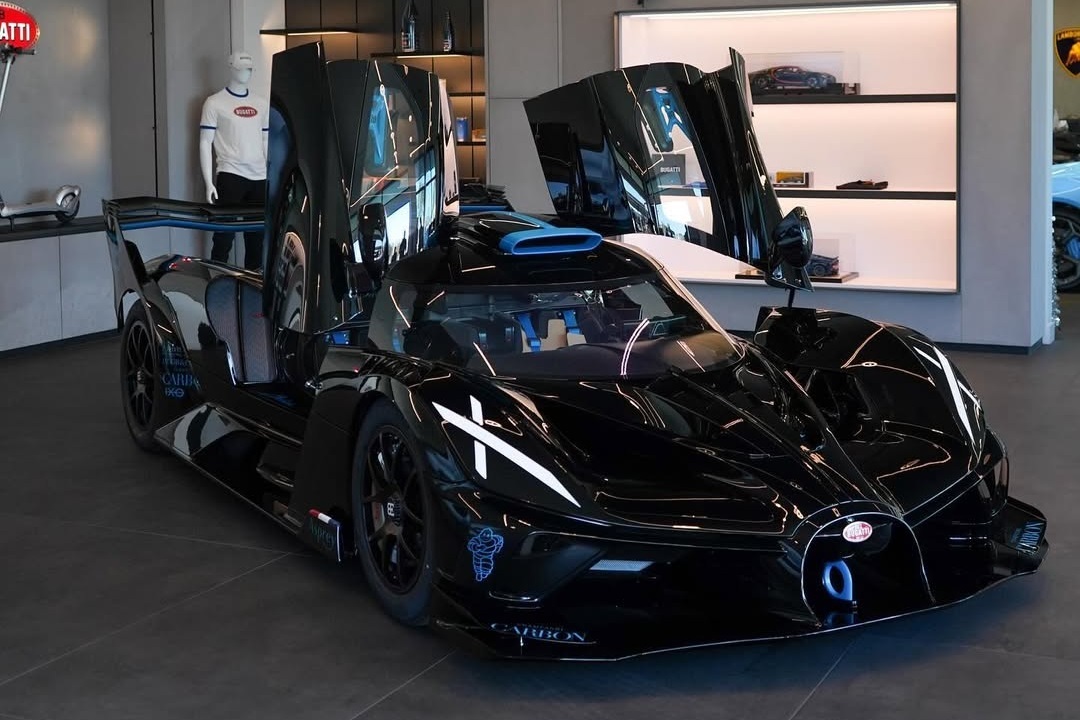 Bugatti Bolide là cái tên mới nhất gia nhập bộ sưu tập siêu xe của ông Manny Khoshbin, một thương gia trong lĩnh vực bất động sản. Ông nổi tiếng toàn thế giới khi sở hữu nhiều mẫu siêu xe hàng hiếm, trong đó có nhiều phiên bản độc nhất khi kết hợp cùng nhà mốt Hermes.