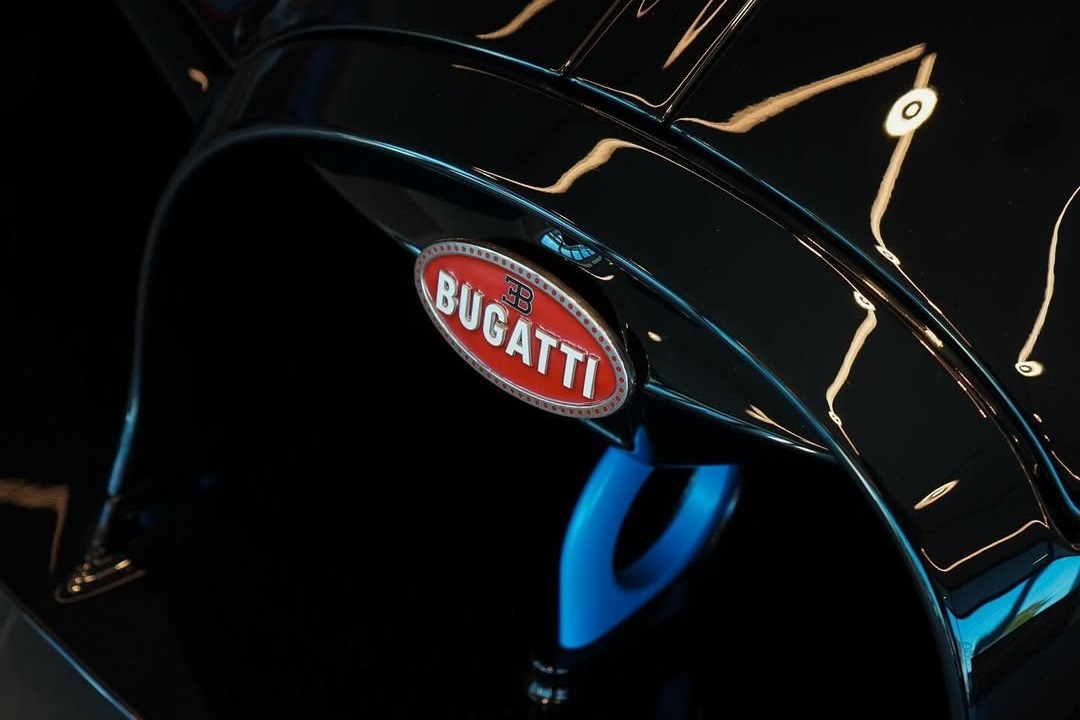 Khác với những chiếc xe ông Manny Khoshbin đang sở hữu, siêu phẩm Bugatti Bolide có bề mặt sơn màu đen Nocturne, đi kèm với các chi tiết màu xanh Atlantic Blue truyền thống của thương hiệu.