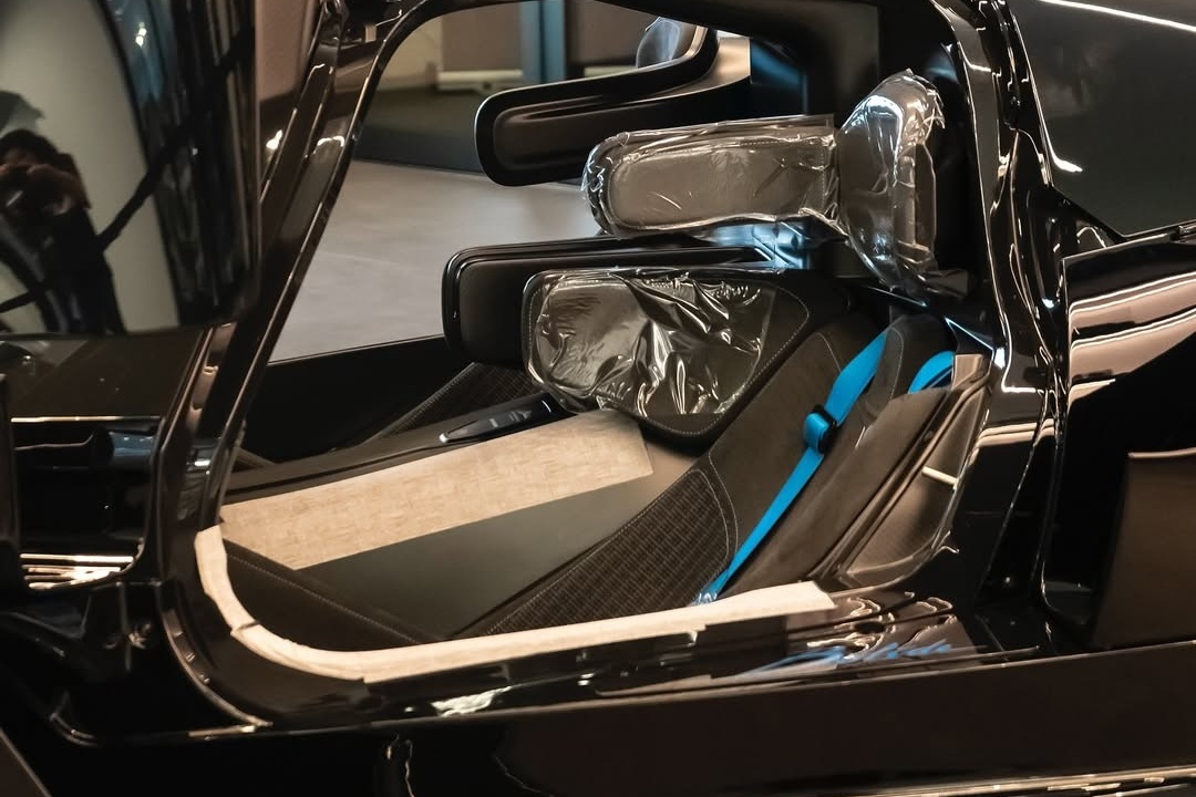 Trái với thiết kế sang trọng và nhiều tiện nghi của Chiron, Bugatti Bolide sở hữu cấu hình nội thất thực dụng nhằm phục vụ việc vận hành ở trường đua. Ghế ngồi dạng 