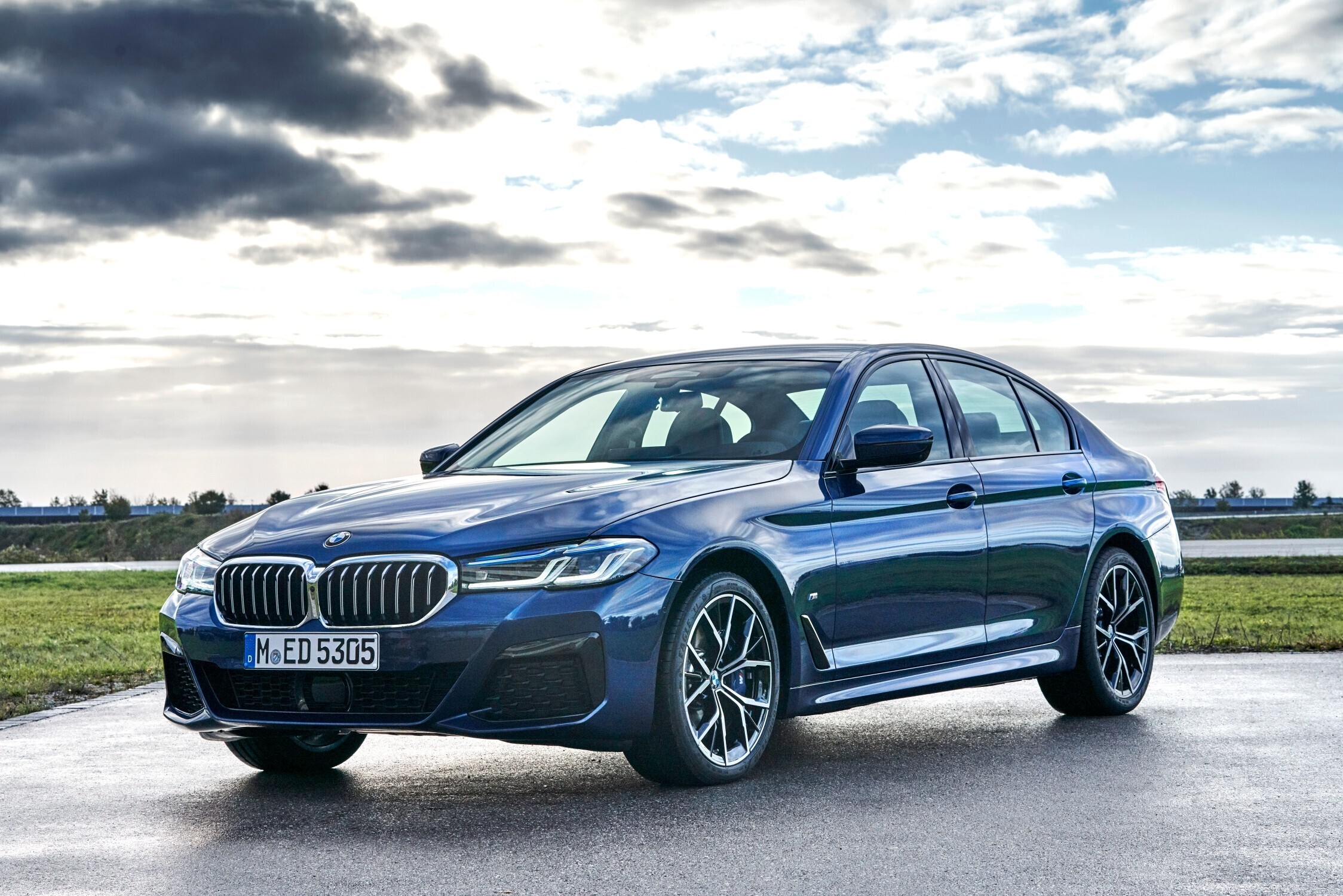 BMW 530i M Sport ưu đãi gần 300 triệu đồng.