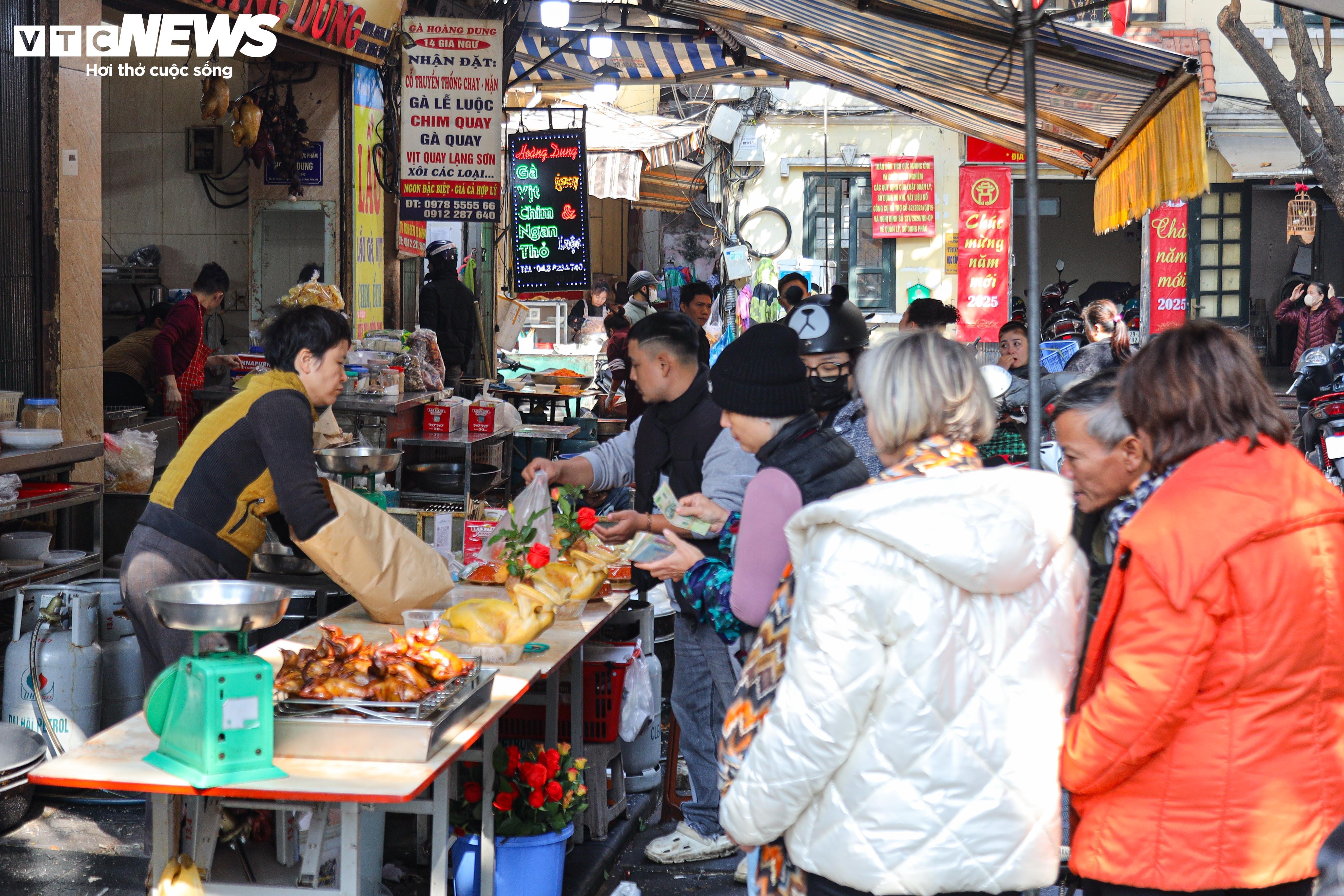 Theo ghi nhận tại nhiều chợ dân sinh ở Hà Nội như chợ Hàng Bè, chợ Thanh Hà (quận Hoàn Kiếm), không khí mua bán đồ cúng Rằm tháng Chạp đang rất tấp nập vì người dân ai cũng muốn sắm lễ tươm tất cúng rằm cuối cùng của năm cũ, trước khi đón năm mới Ất Tỵ 2025. Nhiều mặt hàng cũng đã bắt đầu tăng giá mạnh.