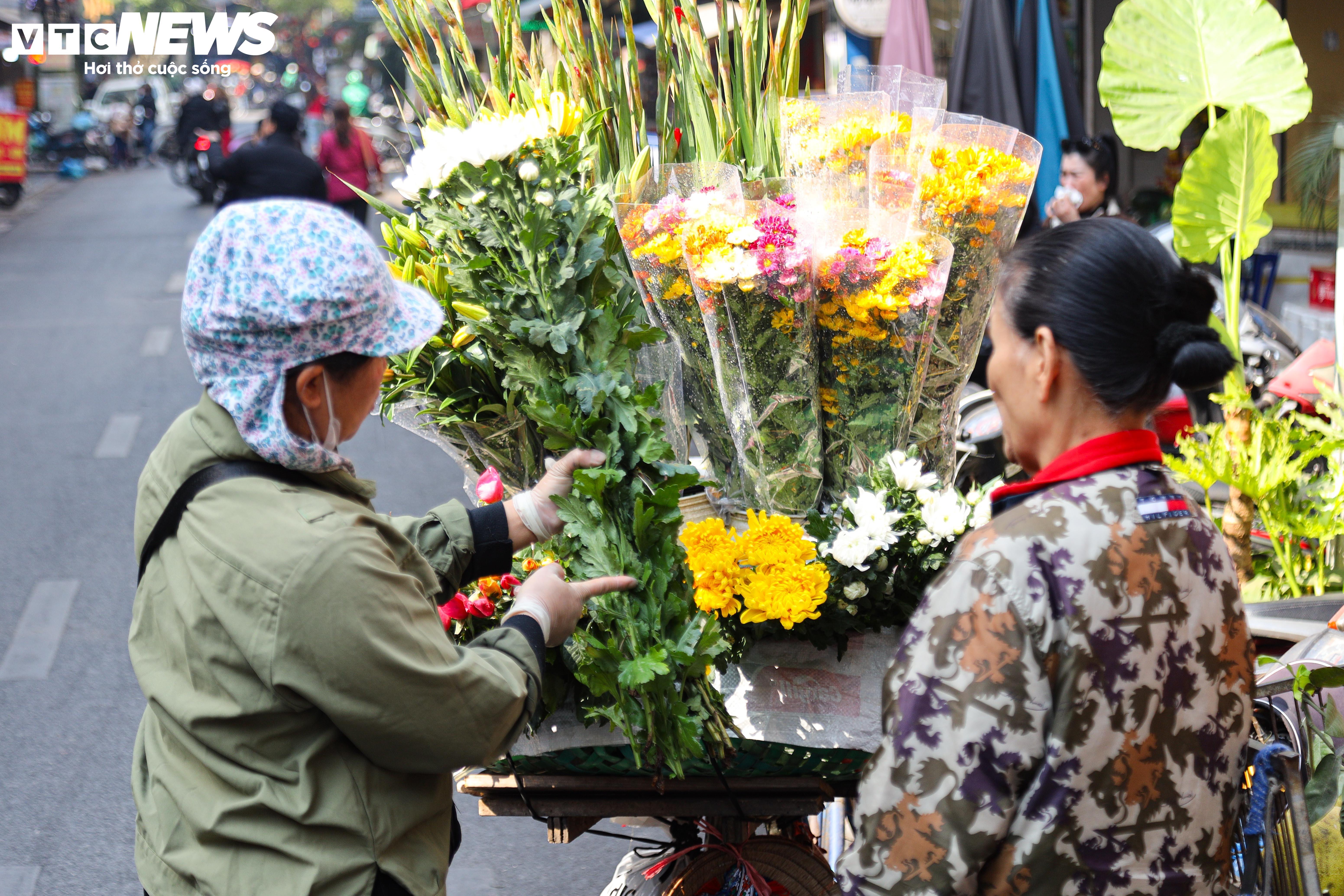 Giá hoa tươi cũng tăng mạnh trong hôm nay, đặc biệt là các loại hoa phổ biến, được tiêu thụ mạnh như ly, cúc, hoa hồng...