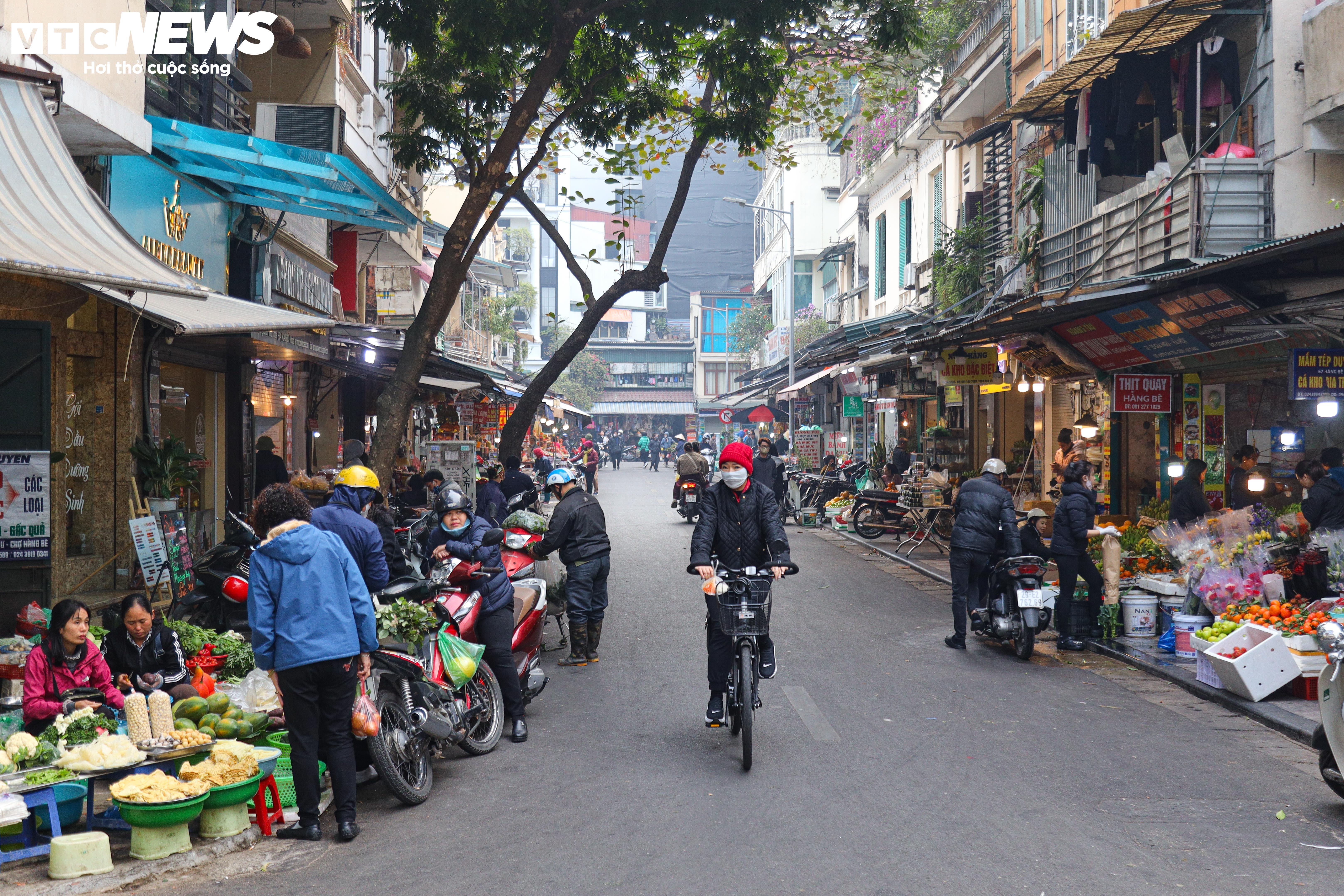 Ngay từ sáng sớm, người dân đã đi chợ để mua sắm đồ lễ, chuẩn bị dâng lên ban thờ gia tiên. Mặc dù vậy, không có cảnh chen chúc mua hàng xảy ra. Vì trước đó, nhiều gia đình đã tranh thủ cúng rằm vào dịp cuối tuần.