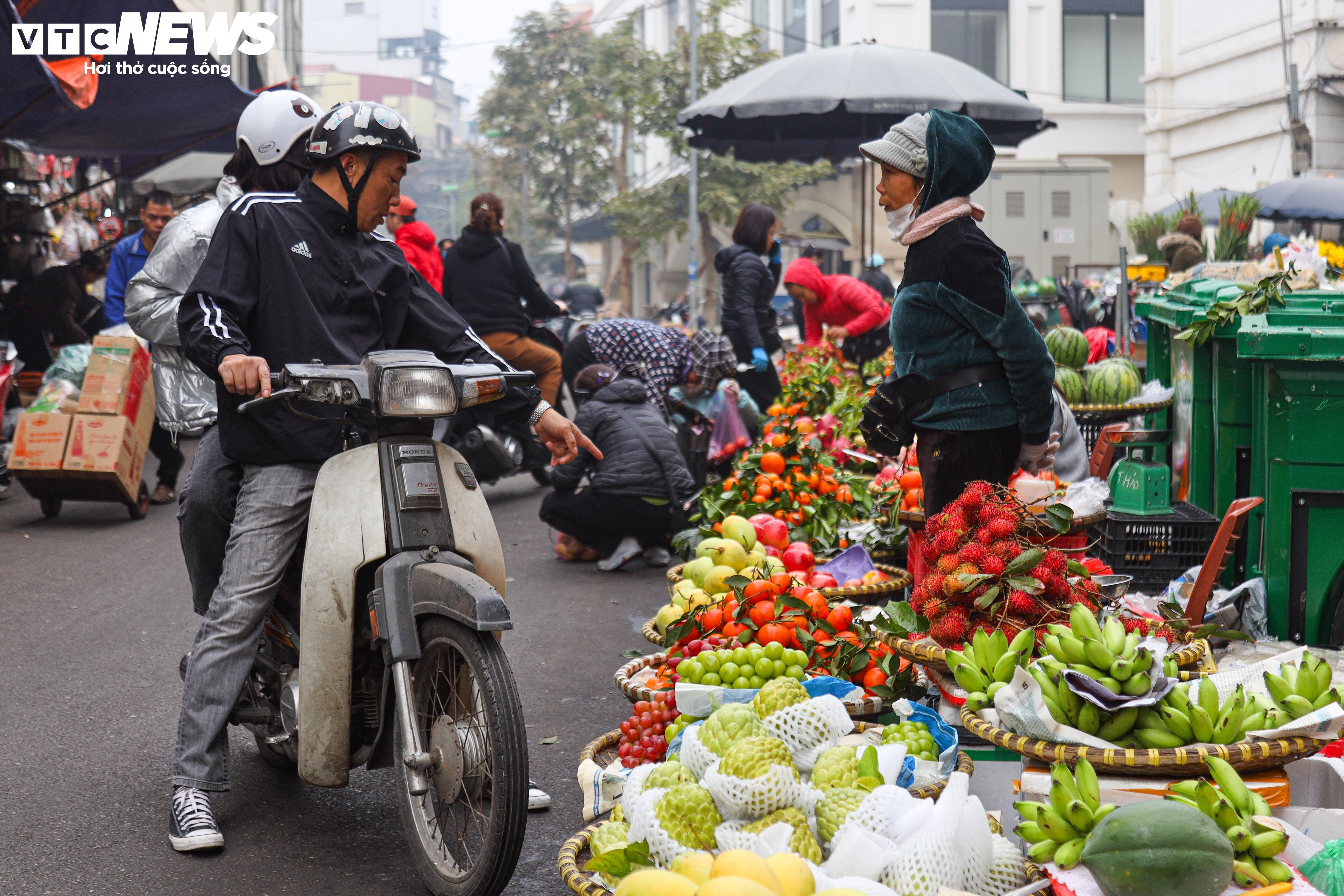 Người dân tất bật cúng Rằm tháng Chạp: Hoa tươi, đào cành, trầu cau đắt gấp đôi - 13