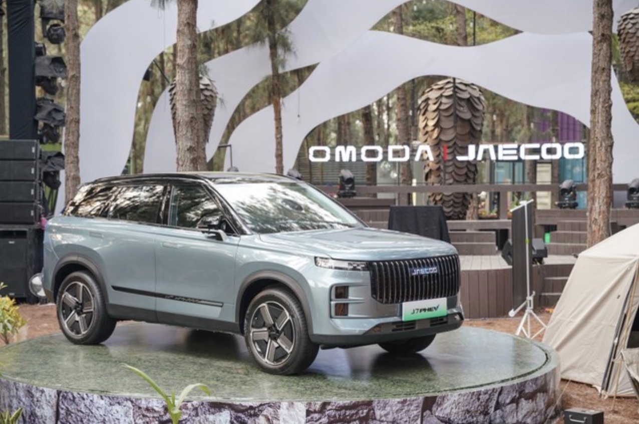 J7 là mẫu xe hiếm hoi trong phân khúc có tùy chọn động cơ hybrid. (Ảnh: Omoda&Jeacoo)
