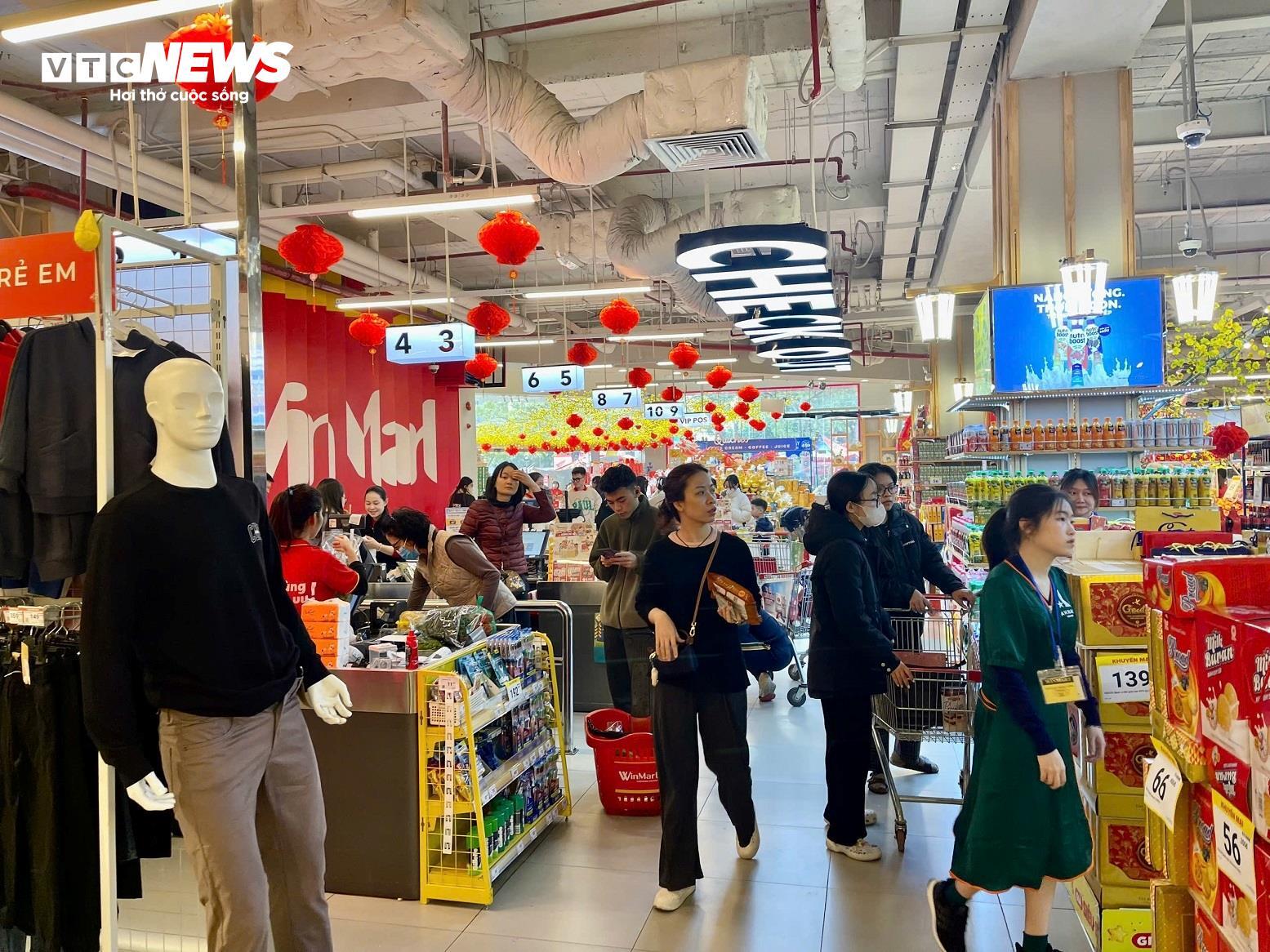 Trả lời Báo điện tử VTC News, đại diện của hệ thống siêu thị WinMart cho biết, để chuẩn bị cho mùa cao điểm Tết Nguyên đán Ất Tỵ và đáp ứng nhu cầu mua sắm ngày càng đa dạng của khách hàng, chuỗi bán lẻ WinMart, WinMart+ và WiN đã chủ động làm việc với các nhà cung cấp từ 2 - 3 tháng trước Tết để tăng cường dự trữ hàng hóa 20% so với cùng kỳ, đảm bảo nguồn cung dồi dào, không để xảy ra tình trạng khan hiếm hàng hoặc tăng giá đột biến.