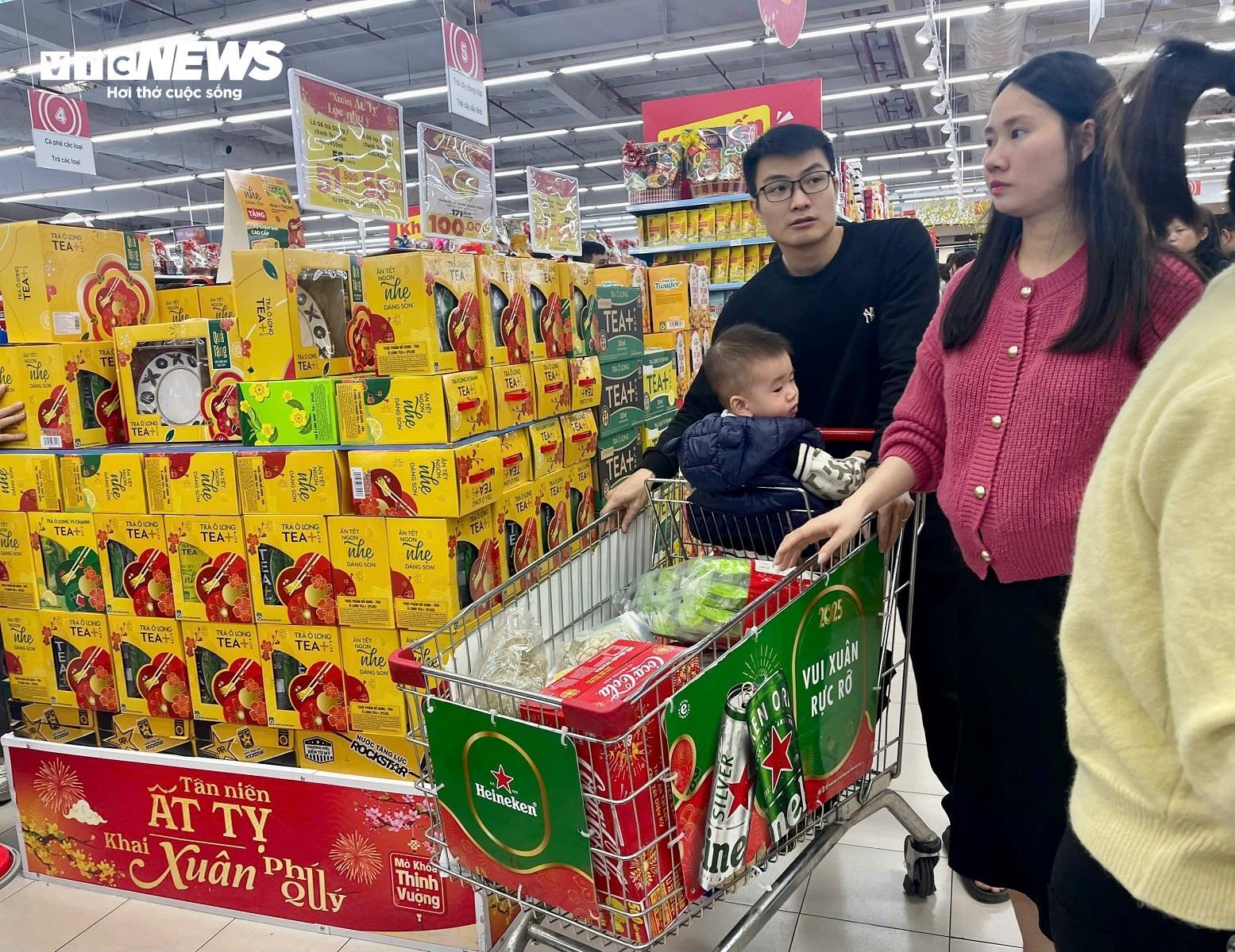 Tranh thủ ngày cuối tuần, nhiều gia đình đã đi mua sắm tránh tình trạng quá tải những ngày sát Tết.