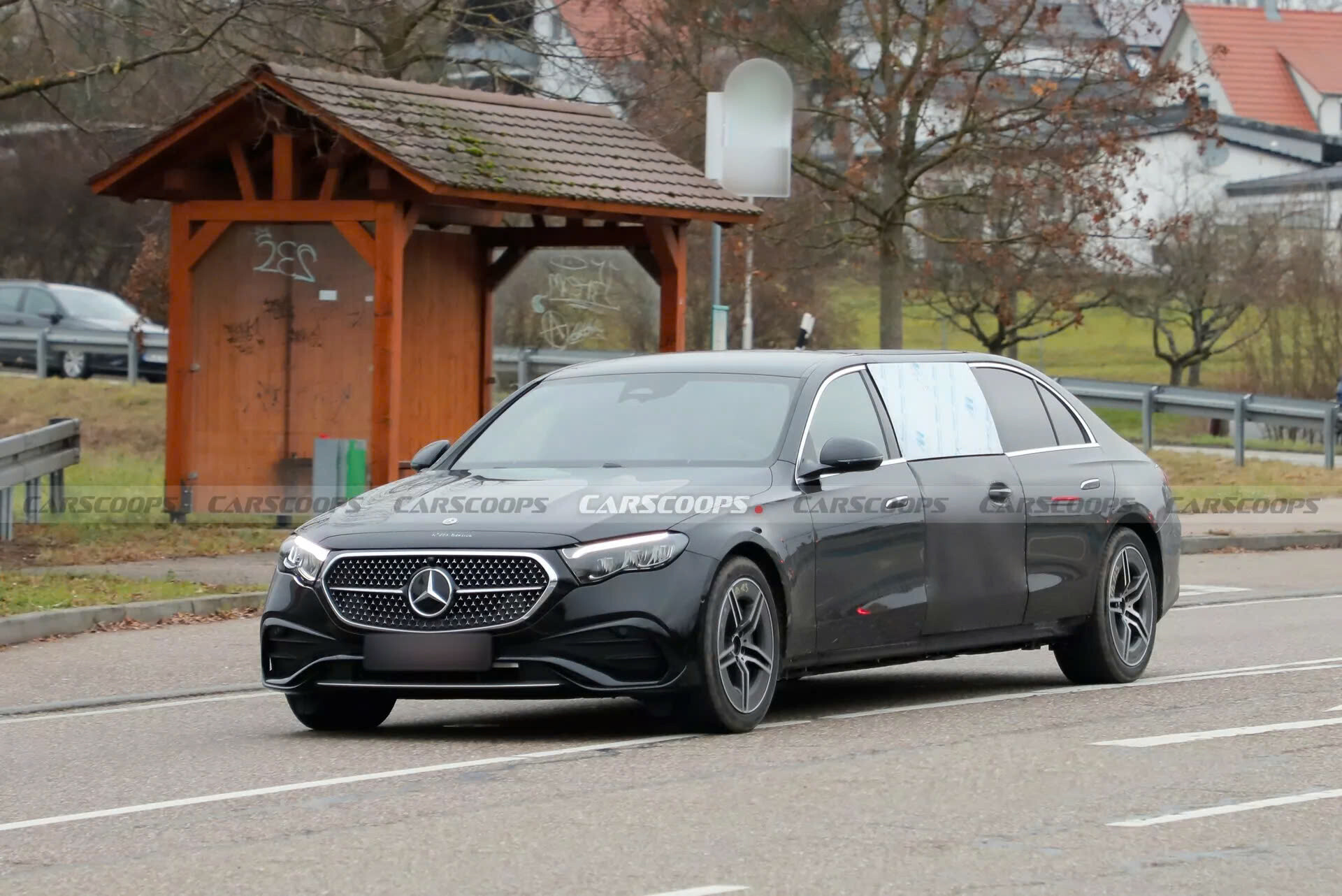 Mẫu Mercedes-Benz E Class hoán cải kéo dài cực độc đáo được công ty Binz, Đức thực hiện. Ảnh: Carscoops. Trước đó, vào năm 2010, Binz đã từng giới thiệu mẫu E Clas.