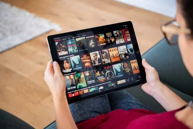 Nhiều người trẻ chọn cách xem Netflix, chơi điện tử, thư giãn một mình trong ngày Tết Nguyên đán. (Ảnh minh họa: Dreamer)