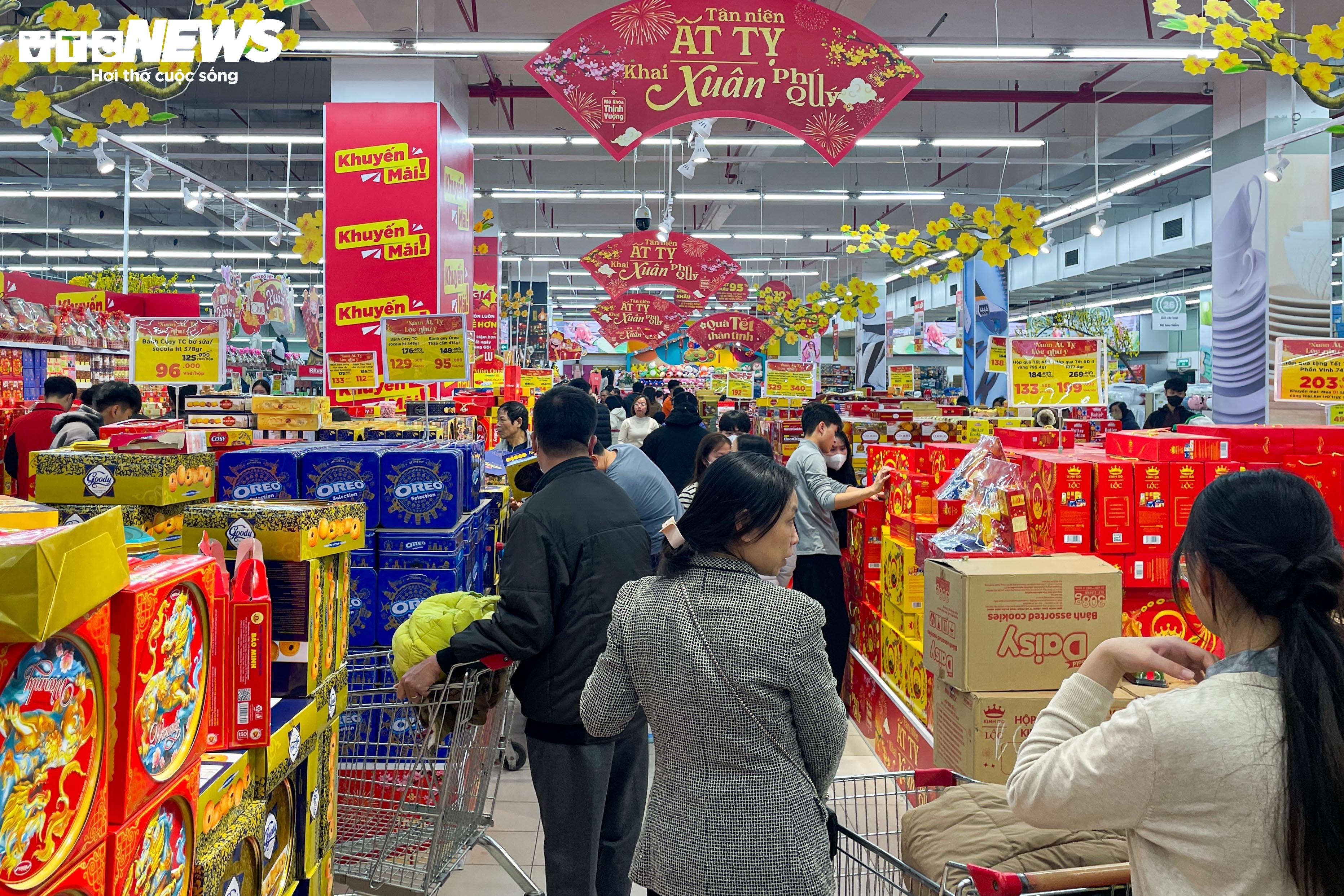 Chỉ còn ít ngày nữa là đến Tết Nguyên đán Ất Tỵ 2025. Người dân hiện kéo đến các siêu thị lớn ở Hà Nội để mua sắm tạo không khí náo nhiệt suốt cả ngày. Hầu hết các siêu thị đều hoạt động đến đêm muộn và mở cửa từ sáng sớm để phục vụ lượng khách khổng lồ.