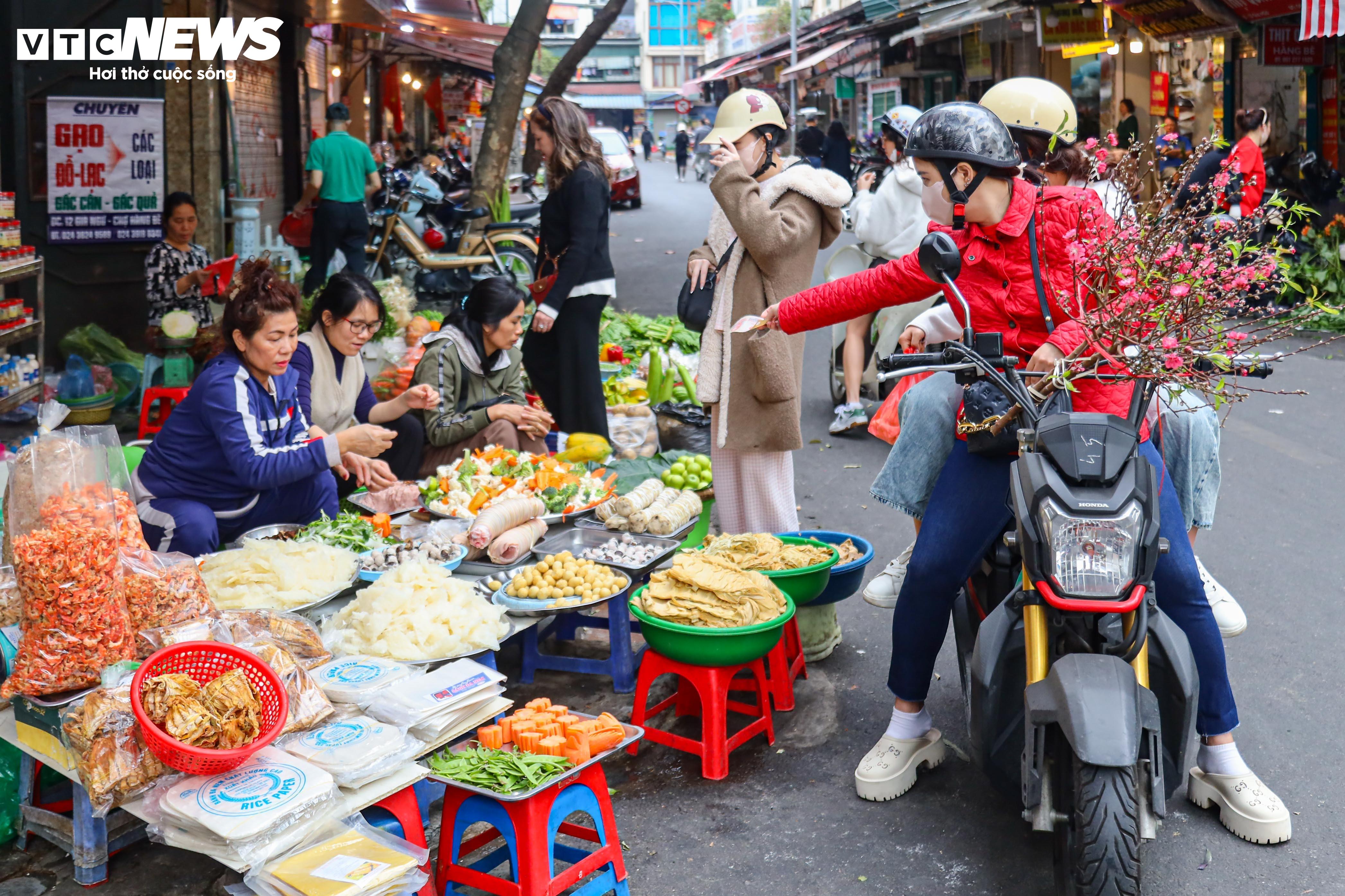 Sáng 2/2 (mùng 5 Tết), nhiều chợ dân sinh ở Hà Nội nhộn nhịp người mua bán. Theo khảo sát, giá thực phẩm sau Tết ổn định, giá hoa tươi giảm nhẹ và chỉ có giá cau tươi vẫn giữ mức cao ngất như trong Tết, tức là đắt gấp 3 lần ngày thường.