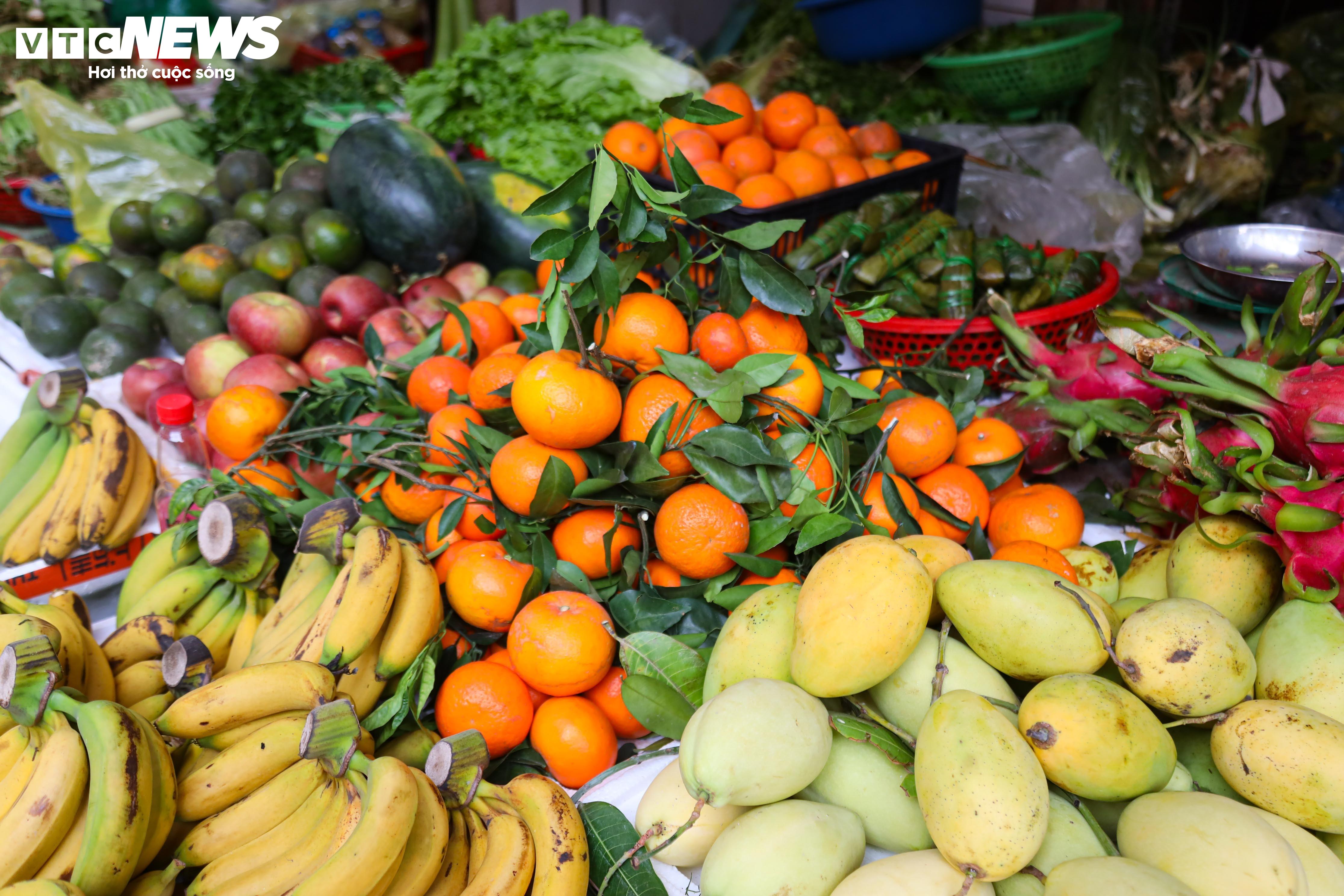 Giá trái cây bình ổn giá, cụ thể giá táo nhập khẩu dao động 80.000 - 200.000 đồng/kg, xoài cát 50.000 - 60.000 đồng/kg, thanh long giá 40.000 đồng/kg, bưởi da xanh 45.000 - 60.000 đồng/kg.