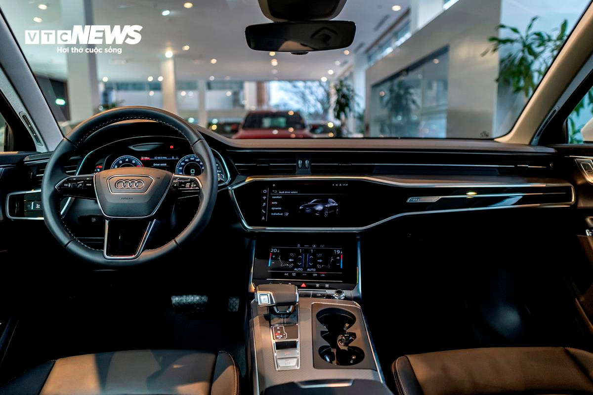 Khoang nội thất tiện nghi với thiết kế hướng người lái của Audi A6 S-Line 40 TFSI.