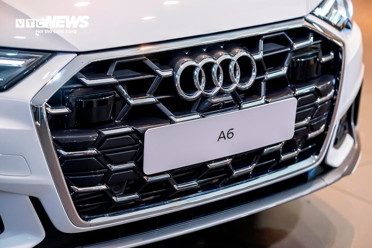 Lưới tản nhiệt khung đơn mới với thiết kế lục giác trên Audi A6 S-Line 40 TFSI.