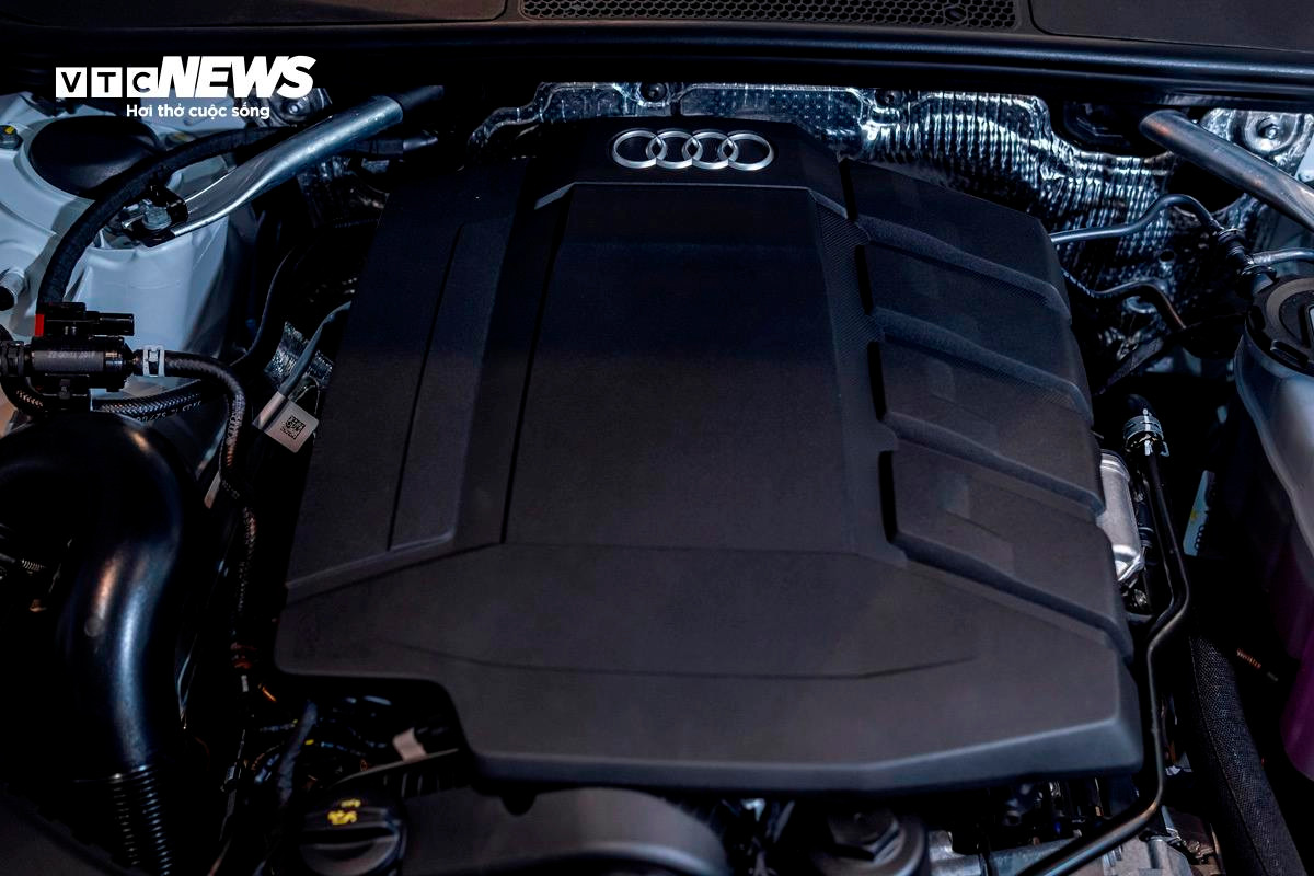 Thay vì động cơ V6 3.0 trước đây, Audi A6 S-Line 40 TFSI được trang bị động cơ tăng áp 2.0L tiết kiệm nhưng vẫn không kém phần mạnh mẽ.