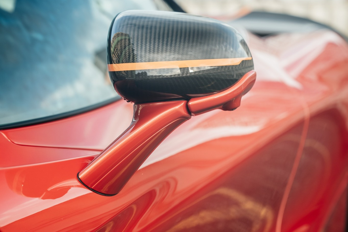 Nắp capo, ốp gương ngoại thất, ốp cản trước và sau, cánh gió khí động học... được làm từ sợi carbon bóng, đi kèm bộ mâm đúc trọng lượng nhẹ Turbine màu tối Stealth kích thước 19 inch ở cầu trước và 20 inch ở cầu sau.