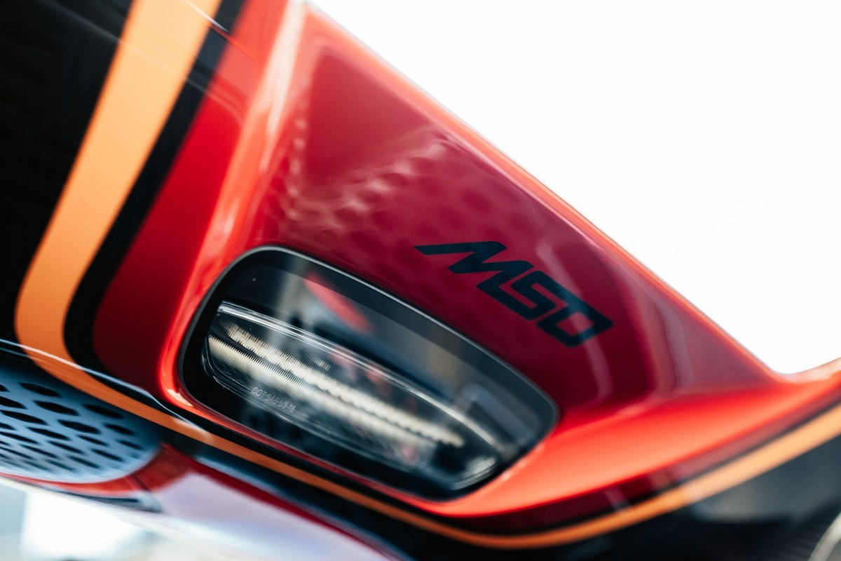 Huy hiệu MSO (McLaren Special Operations) có thể được tìm thấy tại nhiều vị trí như bên dưới cánh gió khí động học chủ động, nắp chìa khóa, nội thất...