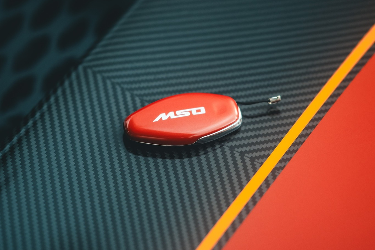 Nội thất của mẫu siêu xe hàng thửa này được bọc chất liệu Alcantara màu đen Carbon Black/cam Ember Orange kết hợp cùng da cao cấp màu đen Jet Black, dây đai an toàn màu cam McLaren Orange...