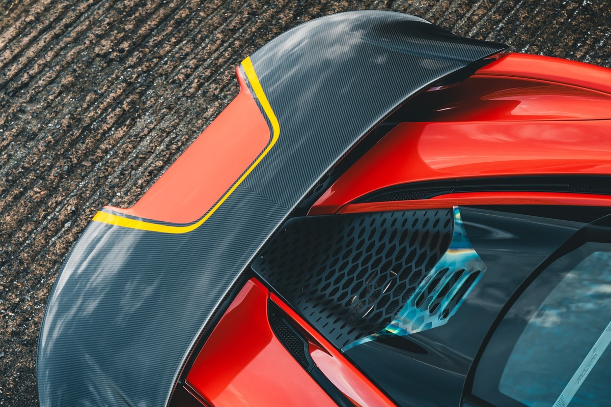 Trái tim của McLaren 750S vẫn là động cơ V8 twin-turbo 4.0L mã M840T quen thuộc, tuy nhiên công suất được nâng lên mức tối đa 750 mã lực và mô-men xoắn cực đại 800 Nm.