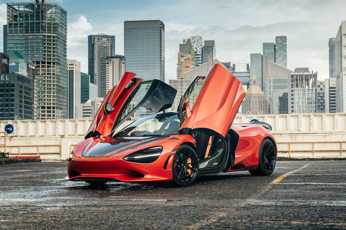 Với hộp số 7 cấp SSG và hệ dẫn động cầu sau, siêu xe này có khả năng tăng tốc từ 0 lên 100 km/h chỉ trong 2,8 giây, trước khi đạt tốc độ tối đa 332 km/h.