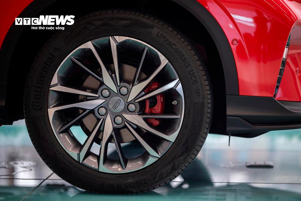 Lốp Continental cao cấp với kích thước vành la-zăng 18 inch đi kèm cảm biến áp suốt lốp.