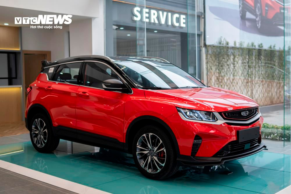 Về kích thước, Geely Coolray có các số đo DxRxC tương ứng 4.330 x 1.800 x 1.609mm, chiều dài cơ sở 2.600mm và khoảng sáng gầm xe 180mm. Như vậy Geely Coolray có kích thước khá tương đồng với các đối thủ khác trong cùng phân khúc crossover đô thị cỡ B nhưng có khoảng sáng gầm thấp hơn một chút.