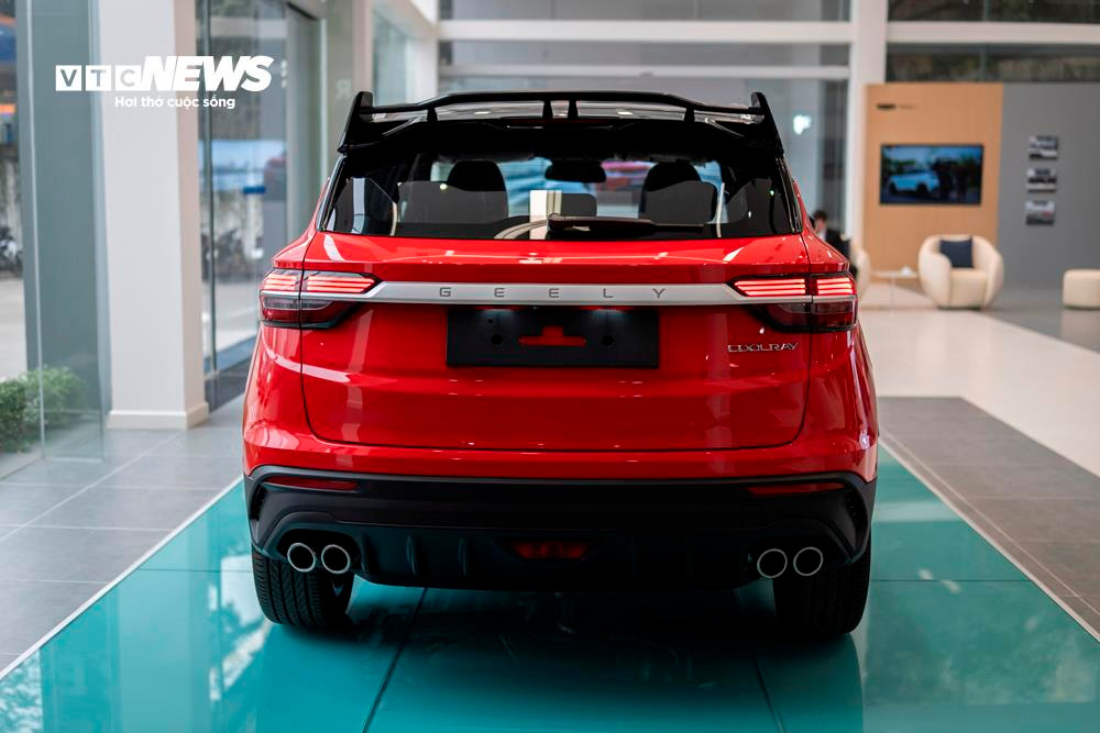 Geely Coolray còn được trang bị cánh gió sau thể thao đi kèm ống xả kép thể thao tạo kiểu dáng khá trẻ trung bắt mắt khi nhìn từ phía sau.