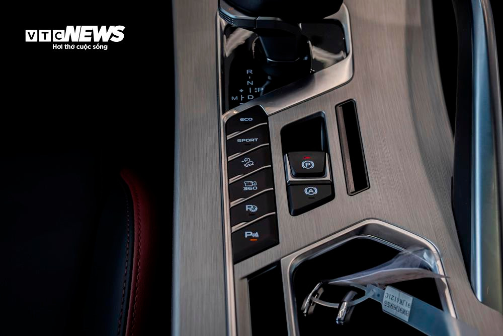 Geely Coolray có 2 chế độ lái bao gồm Eco và Sport giúp cho người lái thể có thêm trải nghiệm với một mẫu crossover đô thị cỡ B. Bên cạnh đó cũng phải kể đến phanh tay điện tử, phanh tự động Auto Hold.