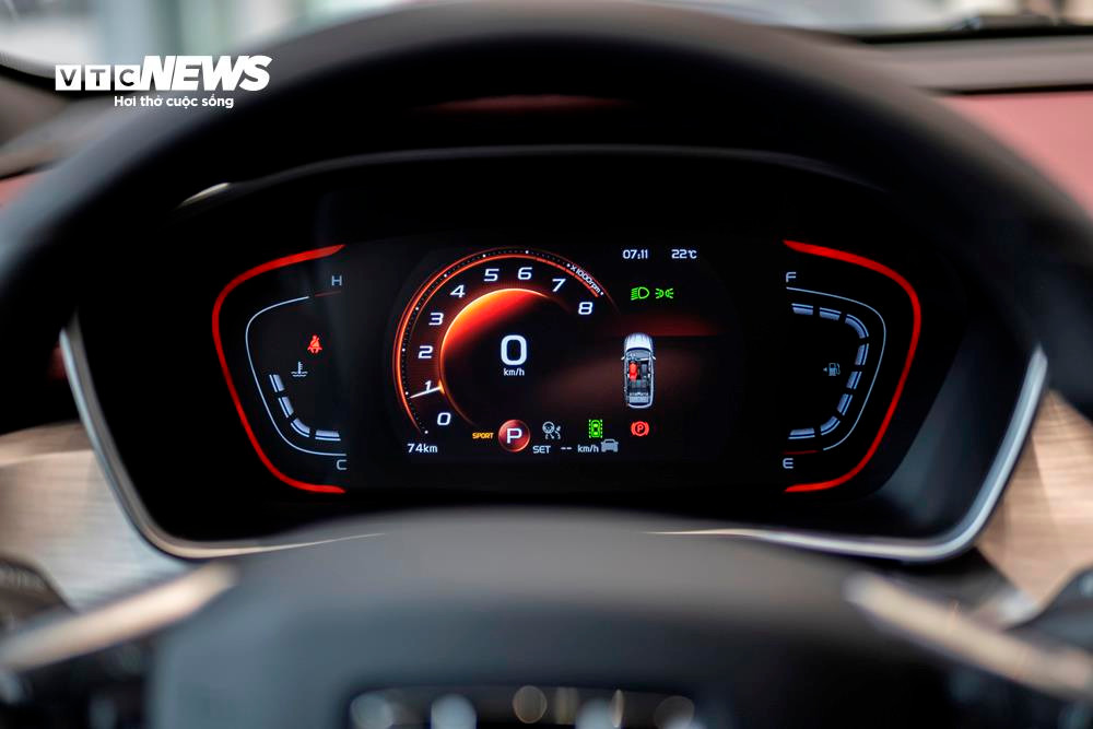 Phía sau vô lăng là màn hình điện tử kích thước 7 inch hiển thị đa thông tin.
