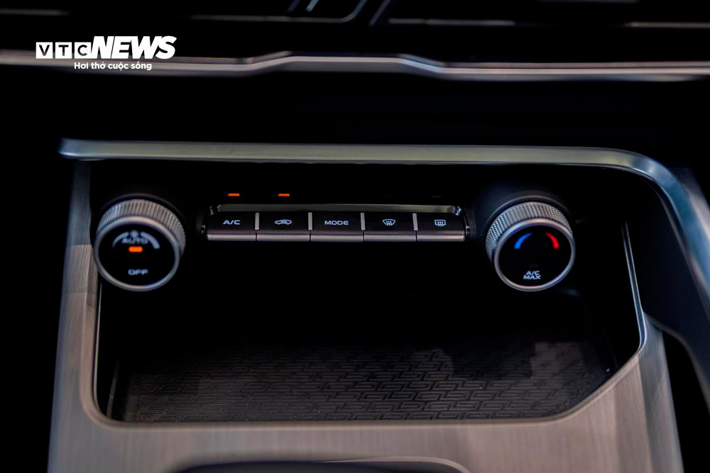 Cụm nút bấm bên dưới màn hình khá vuông vắn và đơn giản.