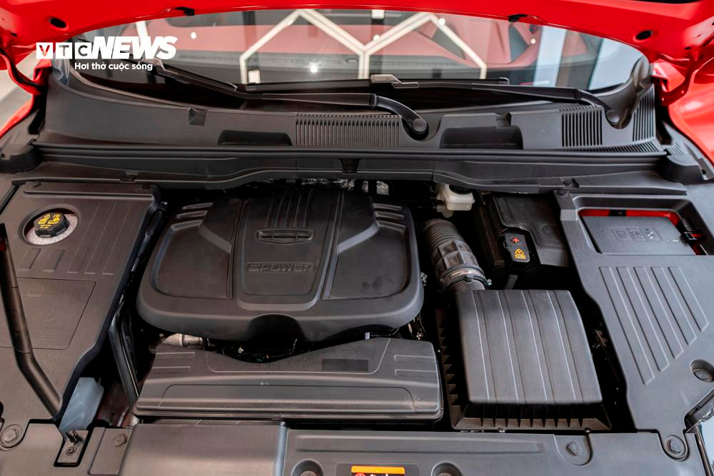 Cung cấp sức mạnh cho Geely Coolray là khối động cơ tăng áp 1.5L với khả năng sản sinh công suất tối đa 174 mã lực và mô-men xoắn cực đại 255 Nm. Đi kèm với đó là hộp số ly hợp kép ướt 7 cấp.