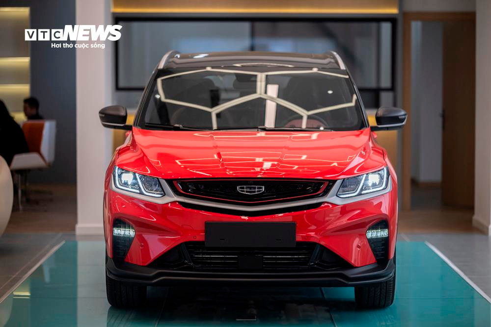 Theo một số nguồn tin, Geely Coolray sẽ có giá bán từ 530 triệu đồng cho phiên bản Standard và cao nhất là 630 triệu cho phiên bản Flagship. Nếu đúng như vậy thì Geely Coolray sẽ có giá bán hấp dẫn hơn nhiều đối thủ trong cùng phân khúc như KIA Seltos, Hyundai Creta, Honda HR-V, Mitsubishi XForce và cả Toyota Yaris Cross.