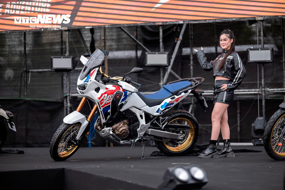 Honda CRF1100L Africa Twin với hai phiên bản sẽ thỏa mãn đam mê chinh phục của các biker Việt.