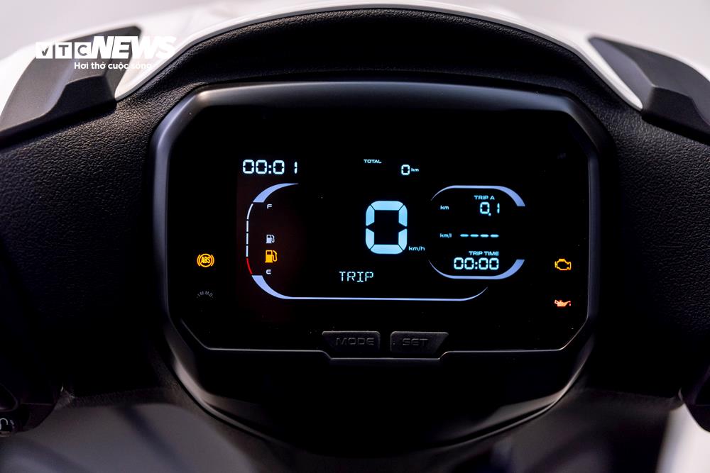 Màn hình LCD kích thước 5 inch hiển thị đa thông tin và có khả năng thay đổi sáng tối theo điều kiện ánh sáng môi trường.