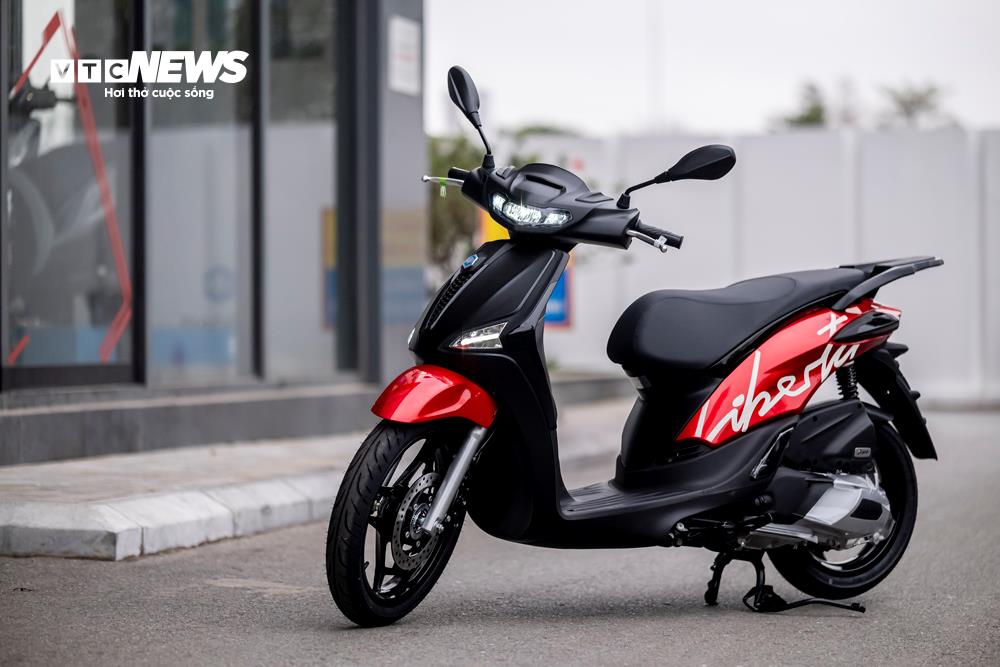 Ngoài phiên bản tiêu chuẩn và thể thao thì Piaggio Libery 2025 còn phiên bản Liberty Z với hai màu phối đỏ đen hoặc trắng xanh đi cùng họa tiết Liberty được cách điệu bên hông xe.