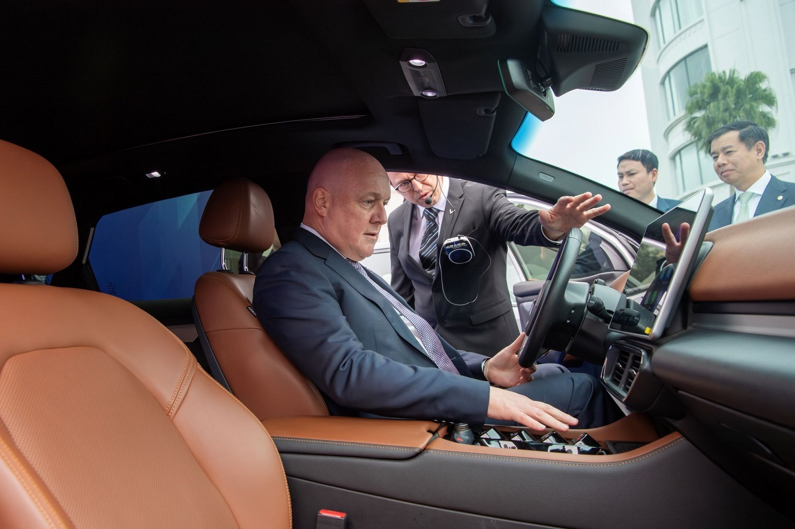 Thủ tướng Christopher Luxon trải nghiệm các sản phẩm của VinFast.