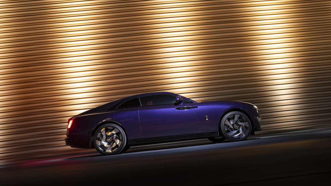 Rolls-Royce Black Badge Spectre sở hữu công suất và mô-men xoắn cao hơn người tiền nhiệm.