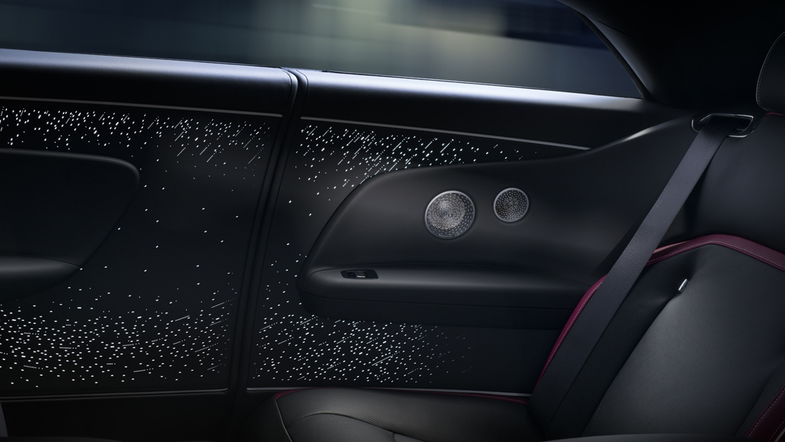 Hàng ngàn sợi LED tạo nên một dải ngân hà bên trong Rolls-Royce Black Badge Spectre.