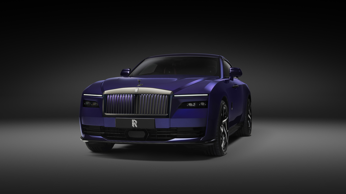 Thiết kế bên ngoài của Rolls-Royce Black Badge Spectre được bổ sung thêm những điểm nhấn nhằm tăng cảm giác cá tính, mạnh mẽ nhưng không kém phần sang trọng.