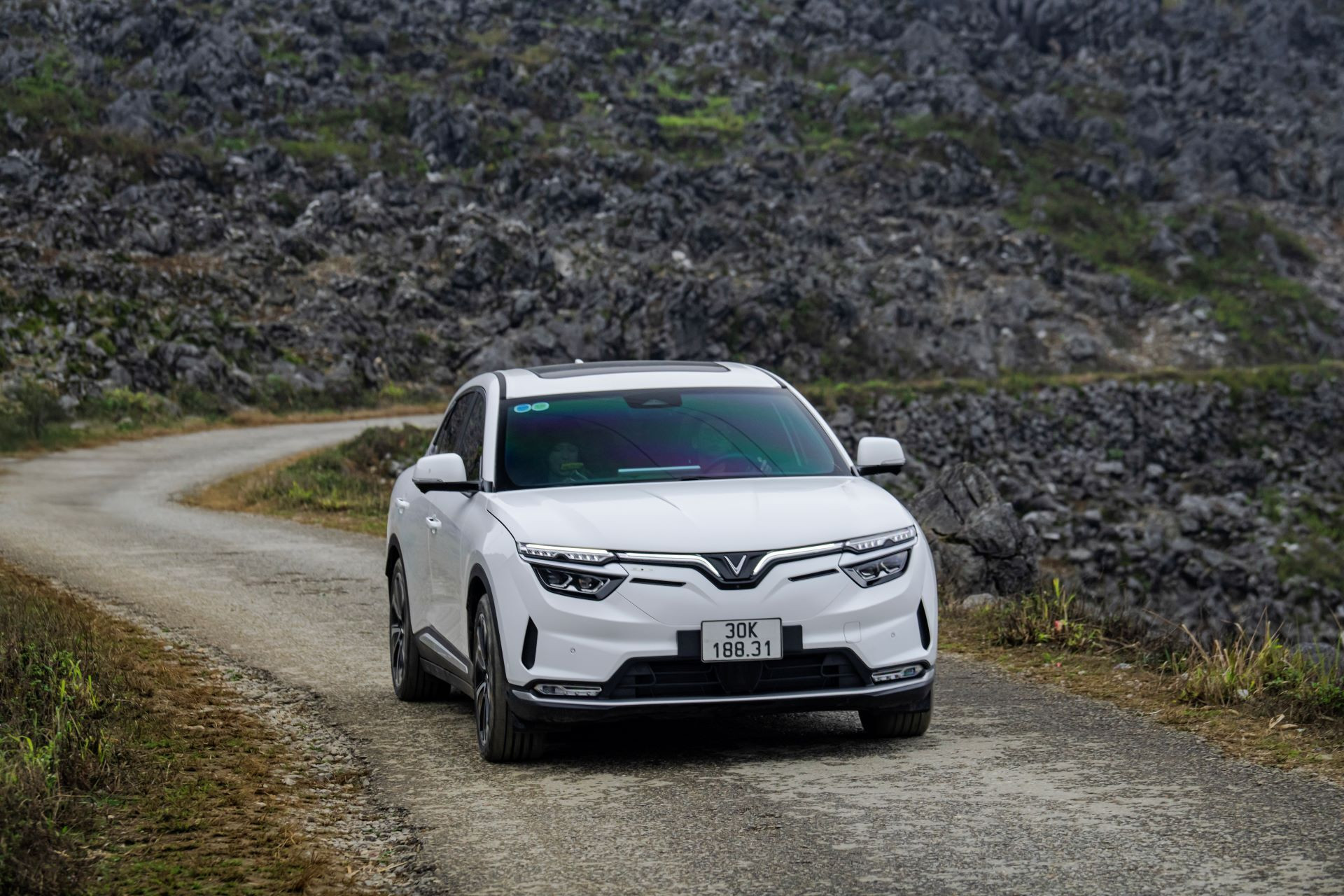 Giá mới ưu đãi, miễn lệ phí trước bạ, khách Việt 'lợi' khi mua xe điện VinFast - 2