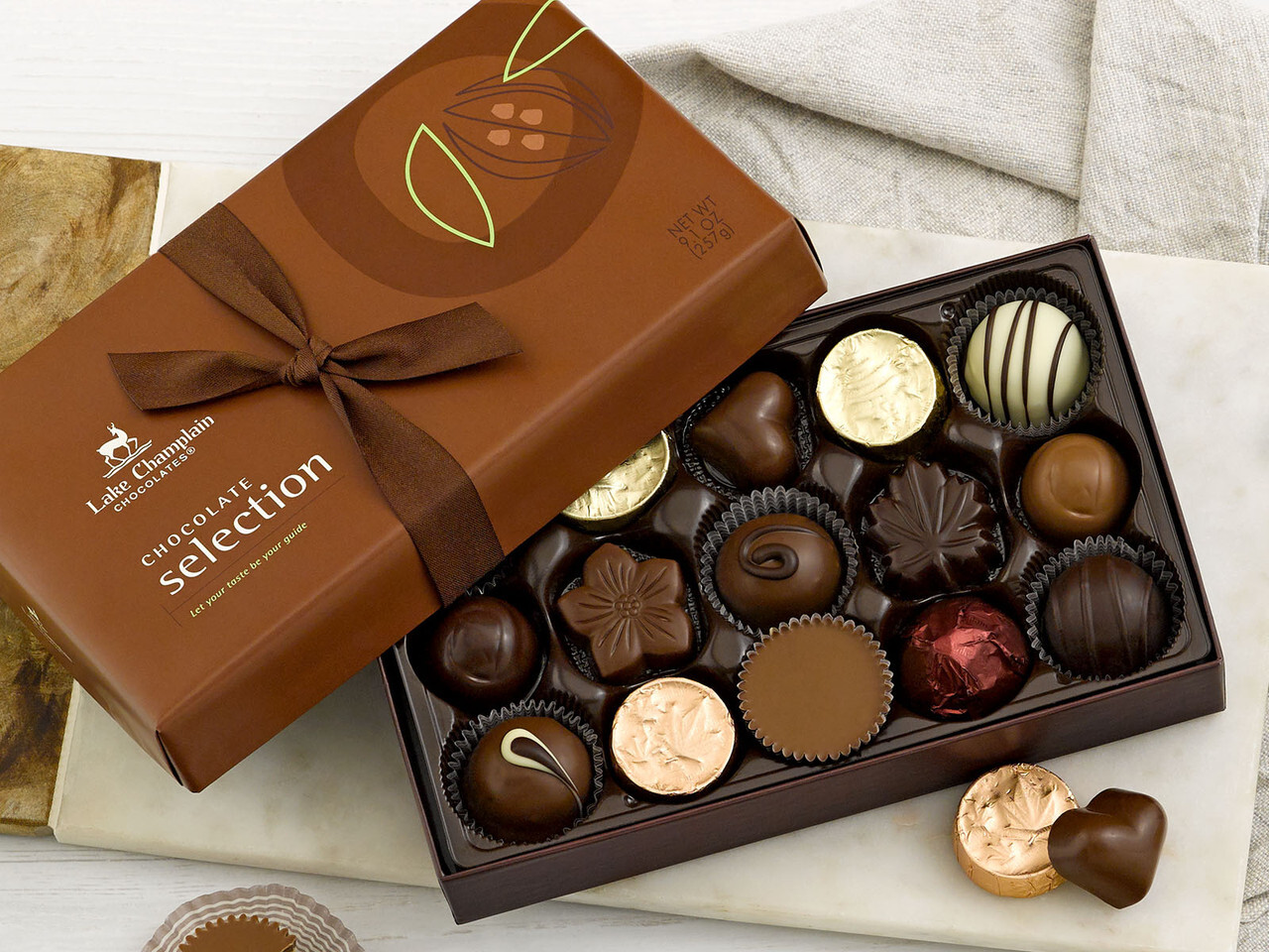 Hộp chocolate là món quà phù hợp với ngân sách của bạn. (Ảnh: Lakechamplain)