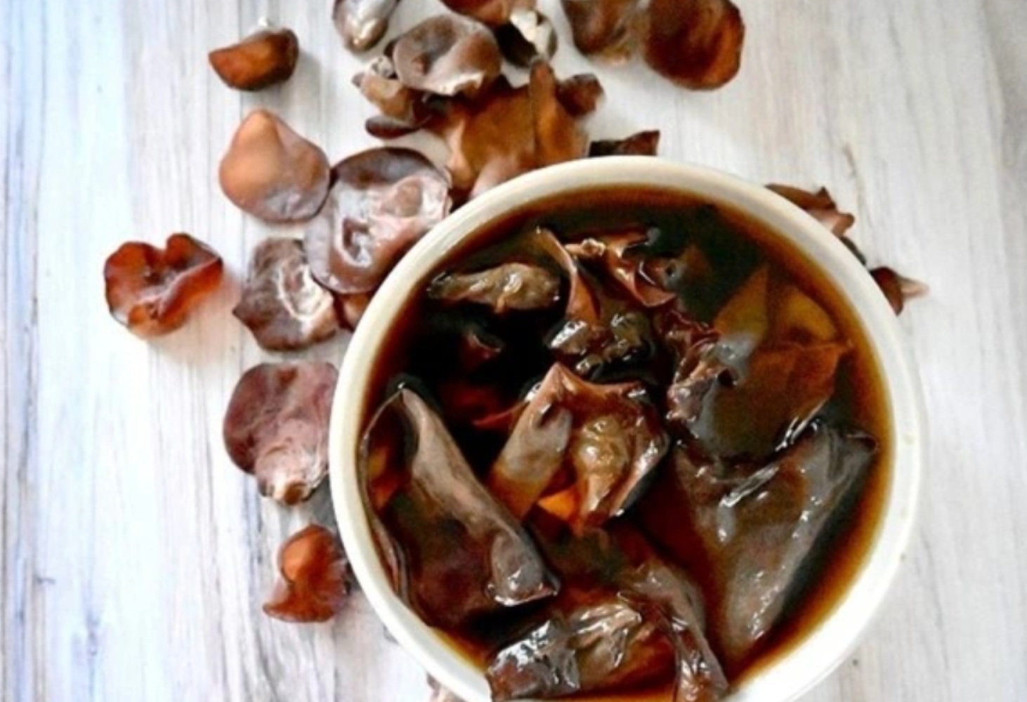 Mộc nhĩ ngâm lâu cực hại cho gan. (Ảnh: Istock)