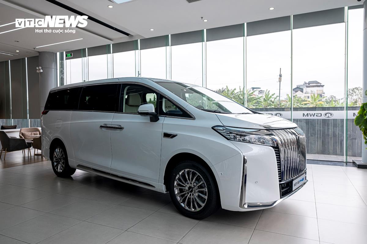 Về thiết kế bên ngoài, GWM WEY 80 PHEV cũng khá tương đồng với những mẫu xe MPV cỡ lớn khác nhưng những đường nét thân xe được trau truốt khá kỹ càng và mang đến cảm giác sang trọng.