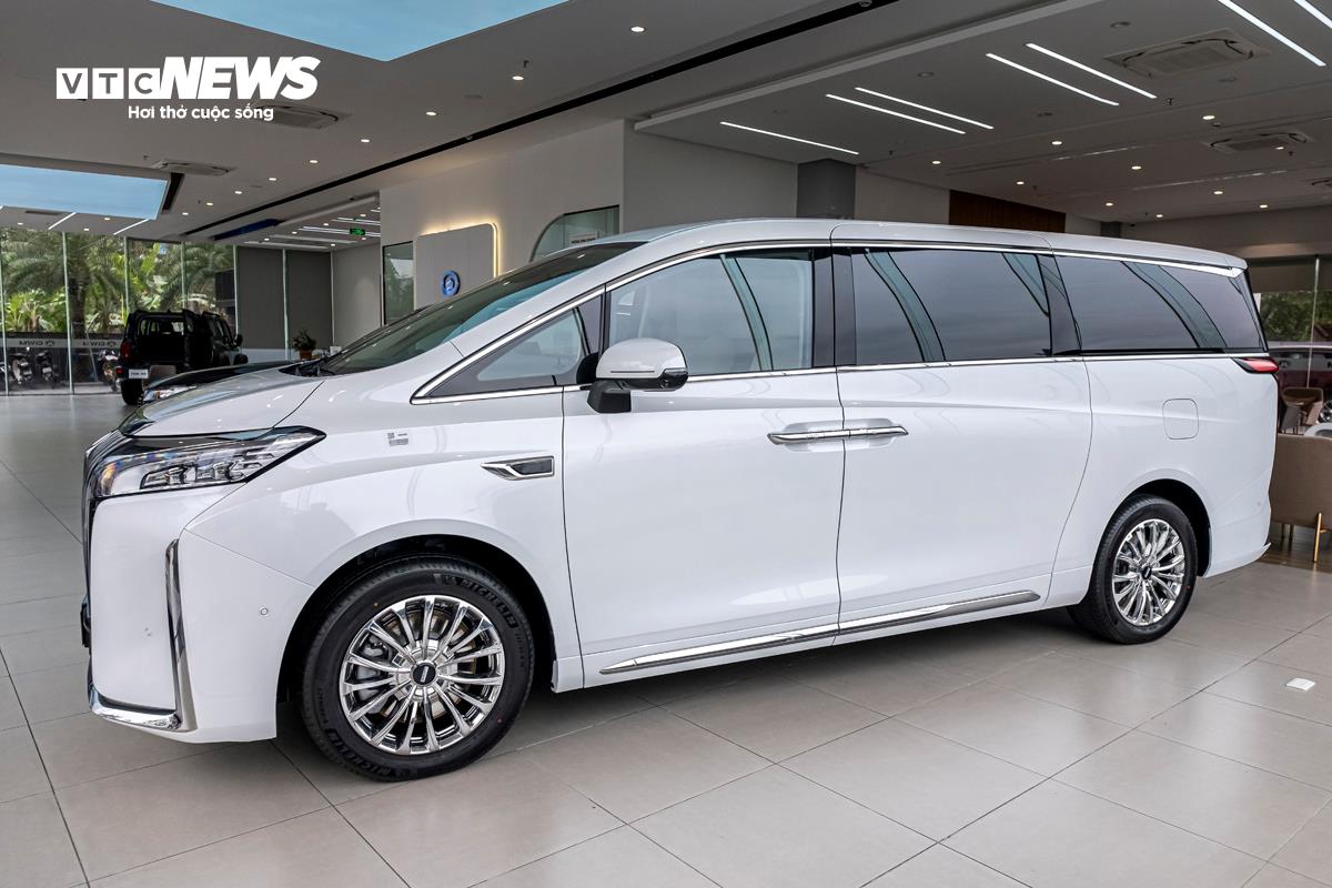 GWM WEY 80 PHEV hiện nay vẫn chưa được công bố giá bán chính thức nhưng theo một số thông tin thì mẫu xe này có thể sẽ có giá bán khoảng 2,8 tỷ đồng. Trong khi đó Toyota Alphard có giá bán hơn 4,5 tỷ đồng và Volkswagen Viloran có giá bán 2,2 tỷ đồng.