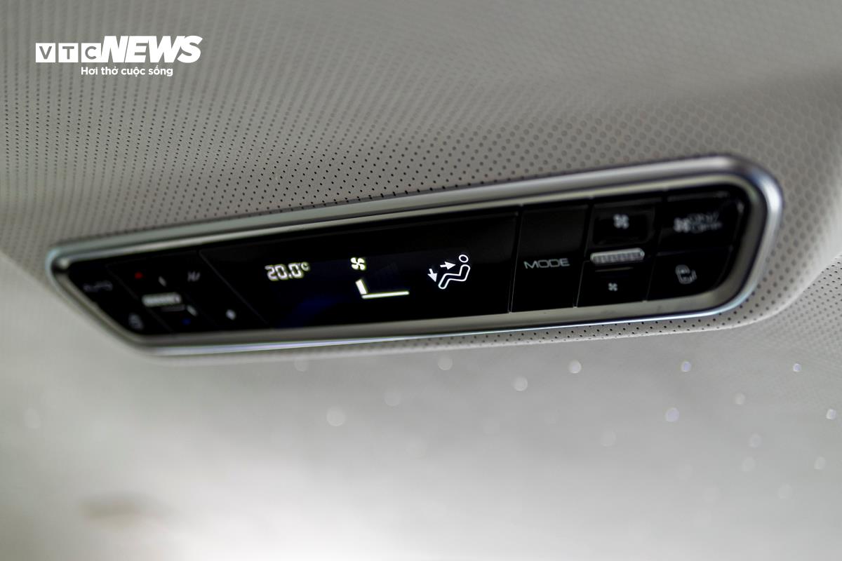 GWM WEY 80 PHEV được trang bị hệ thống điều hòa tự động 3 vùng độc lập cho phép hành khách phía sau cũng có thể chủ động điều chỉnh nhiệt độ phù hợp. Ngoài ra, xe cũng được tích hợp hệ thống nước hoa theo xe với 3 mùi hương tùy chọn.